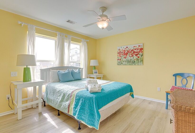 Steps To Beach: Galveston Vacation Rental!