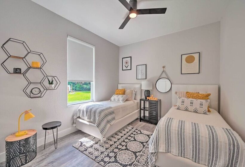 Sand Volleyball Court, Pool & Spa: Naples Gem!