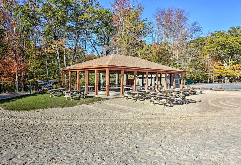 1 Block To Lake: Poconos Getaway W/ Fire Pit!