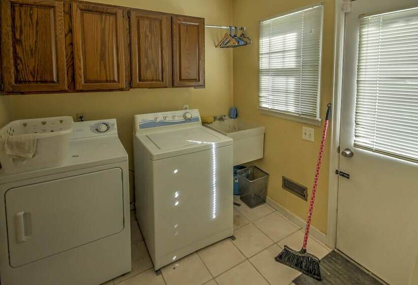 Private Plymouth Hideaway   13 Miles To Ann Arbor!