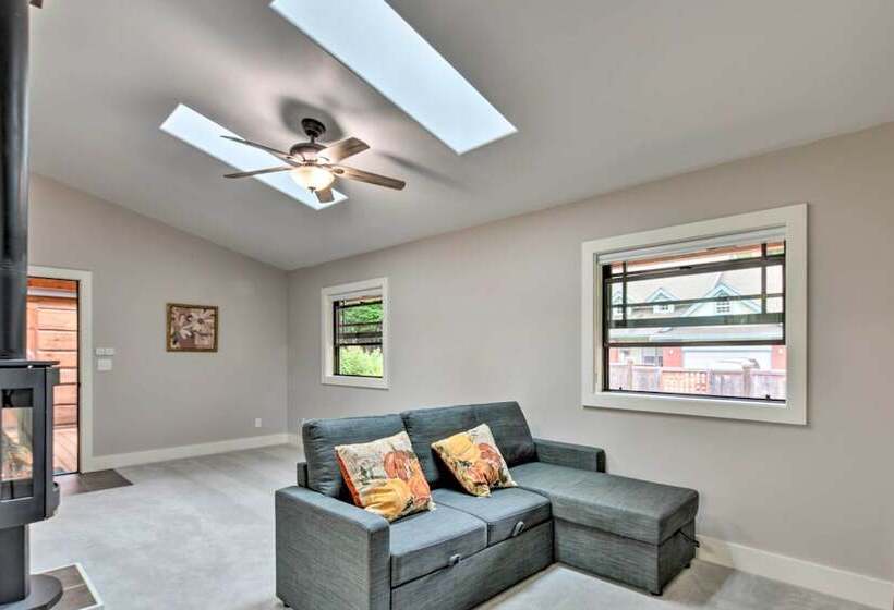 Quiet & Cozy Eureka Home Near Sequoia Park & Zoo!