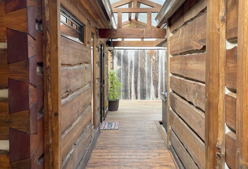 Quiet & Cozy Eureka Home Near Sequoia Park & Zoo!