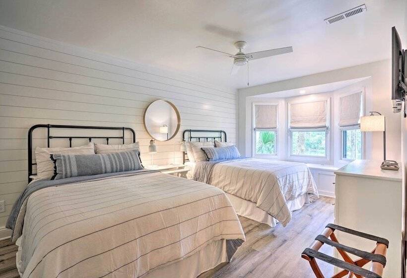 Remodeled Cottage On Sparrow Pond, Walk To Beach!