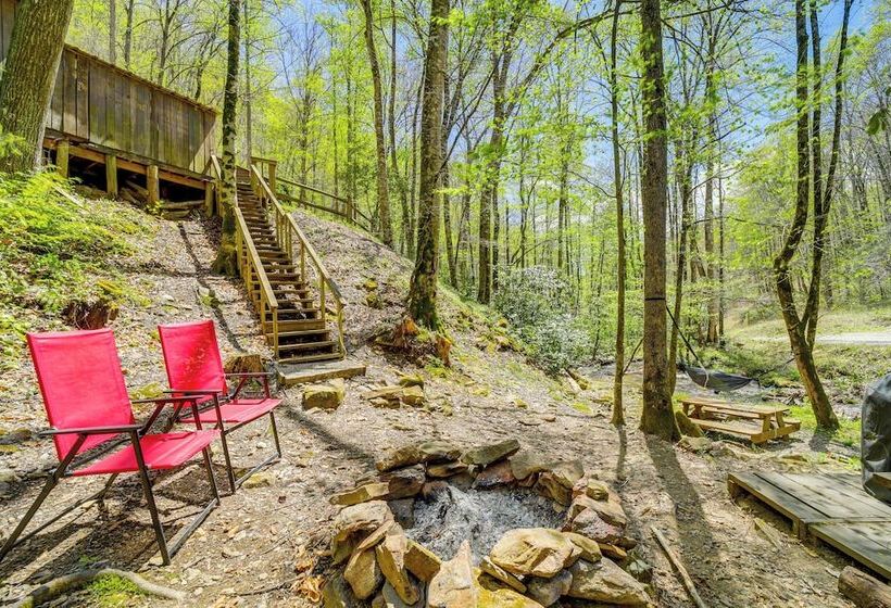 31 Mi To Skiing: Creekside Cabin W/ Fireplace!