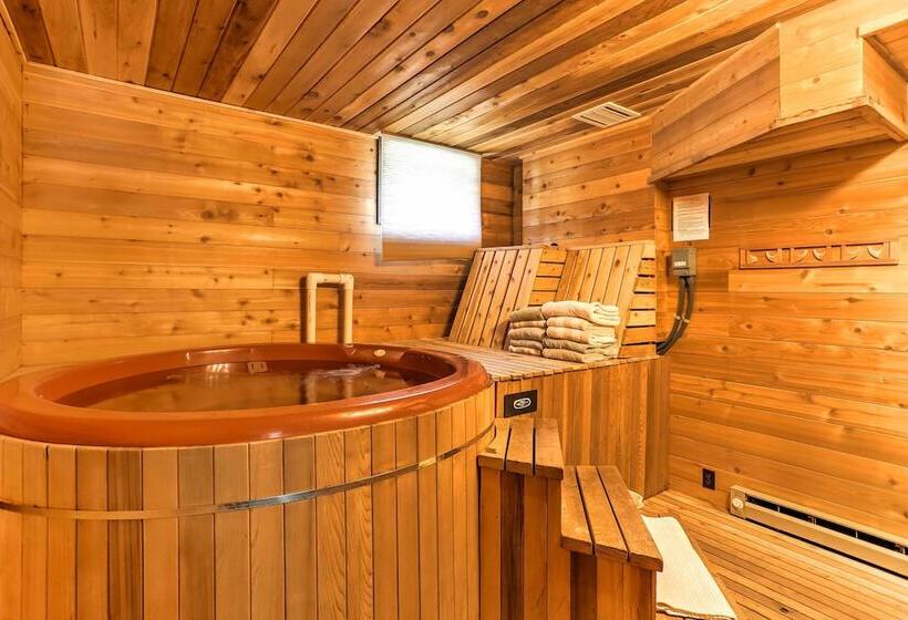 Riverside Winthrop Chalet W/ Hot Tub & 2 Decks!