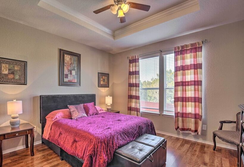 San Antonio Abode Near Golf, Shops + Dining!
