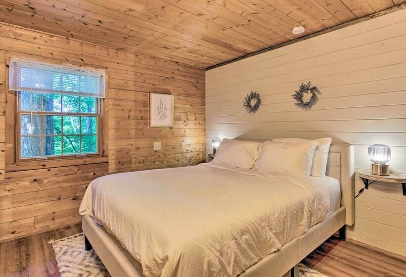 Secluded Cabin W/ Spacious Kitchen & Dining Area!