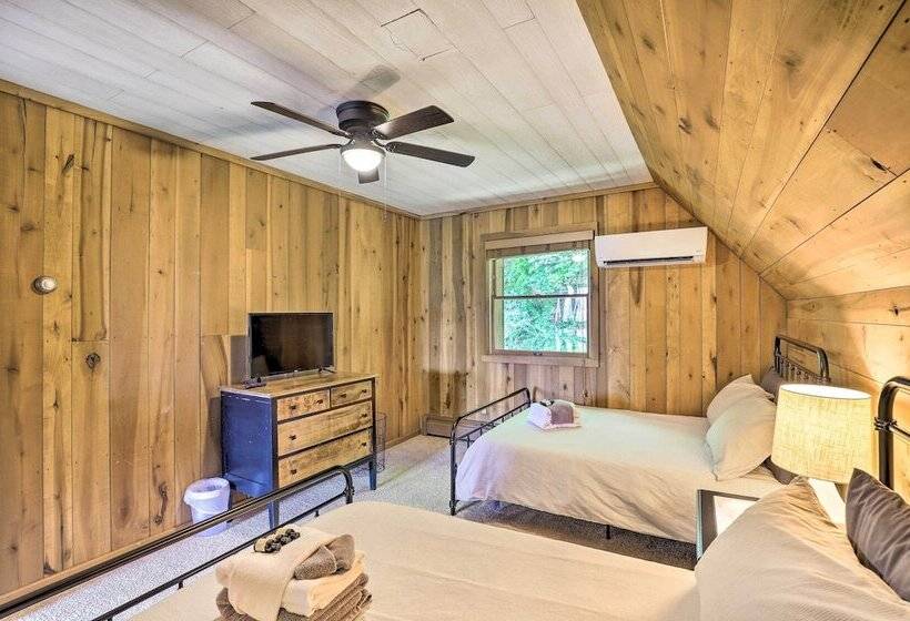 Stunning Views: Mountaintop Cabin In Burnsville!