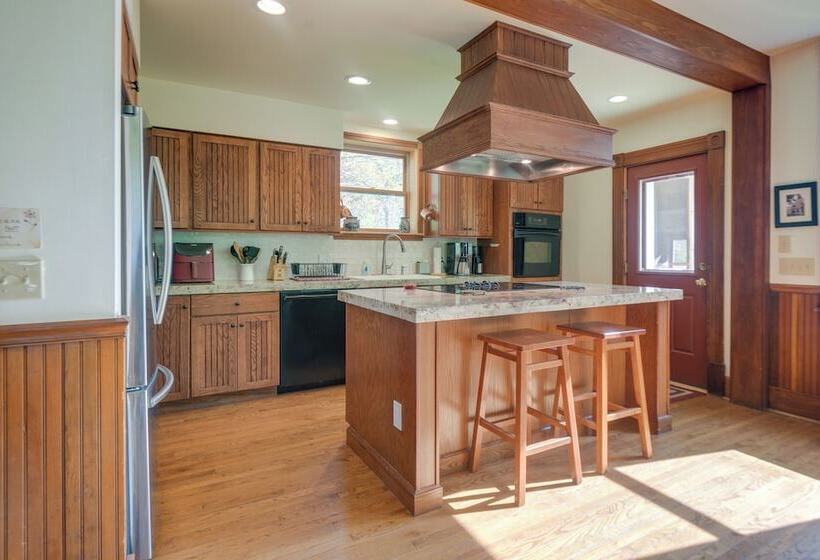 Spacious Home On Bear Camp River In Tamworth!