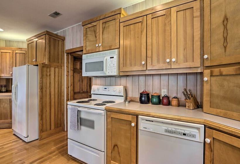 Sunny  Providence Cottage  Retreat W/ Dock, Kayaks