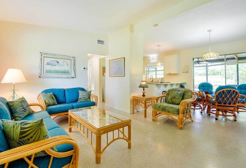 Uncle Louie S Gulf Coast Retreat W/ Outdoor Oasis!