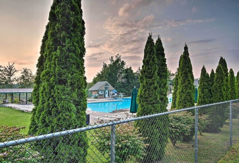 Tobyhanna Home W/ Hot Tub, Fire Pit, Deck + Grill!