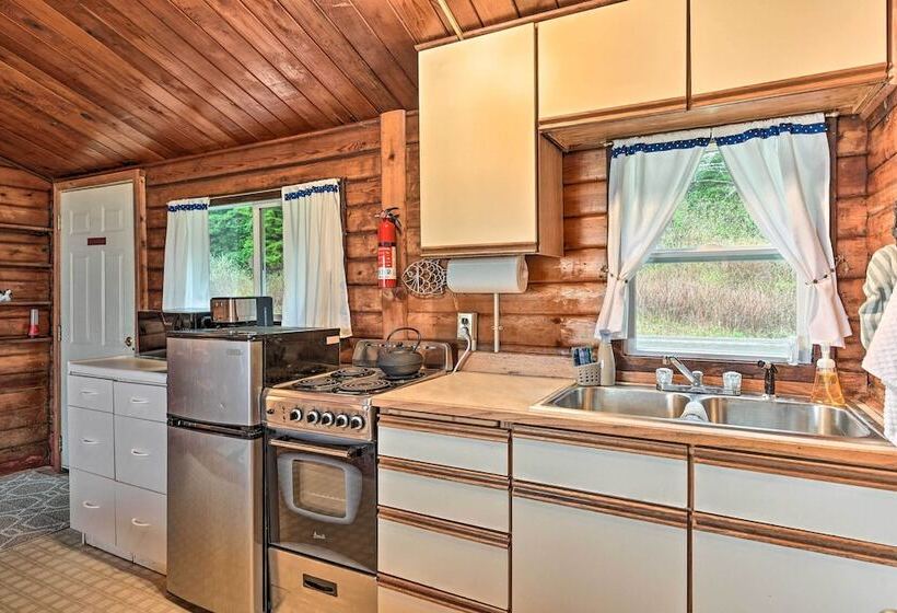 Waterfront Sekiu Escape   9 Mi To Neah Bay!