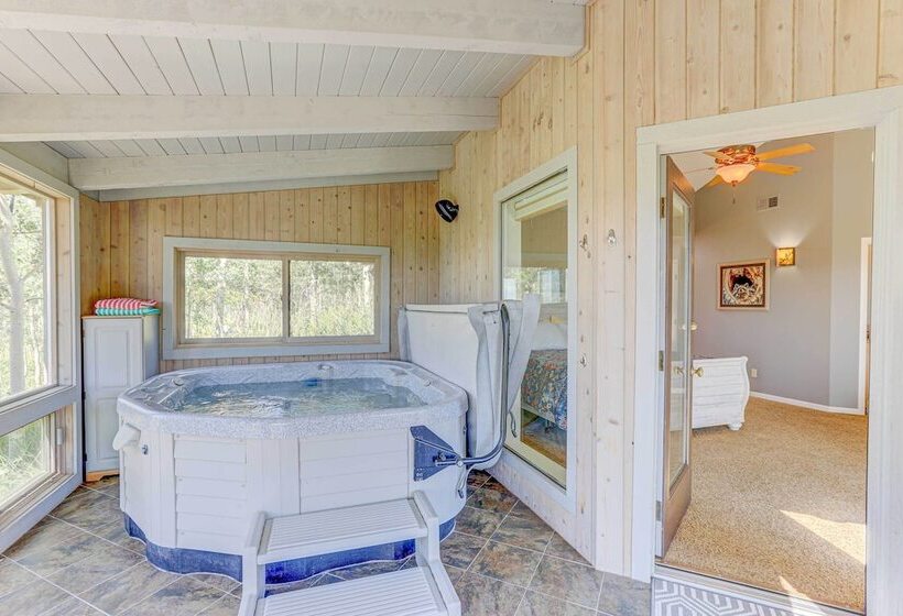Airy Forest Escape W/ Mountain Views + Hot Tub!