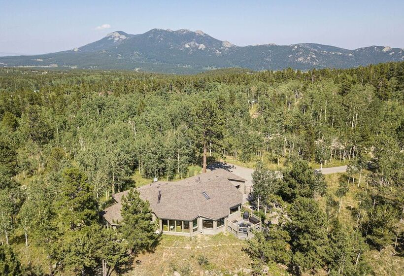 Airy Forest Escape W/ Mountain Views + Hot Tub!