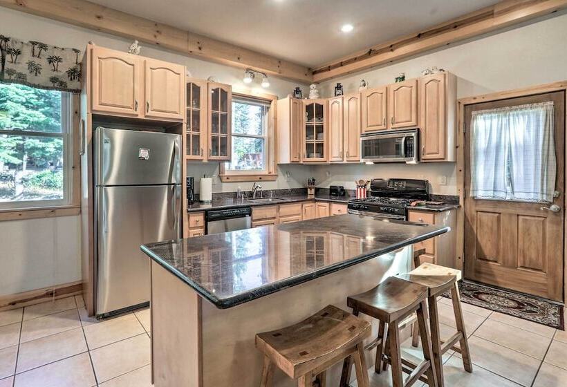 Carnelian Bay Home W/ Hot Tub Near Tahoe Skiing