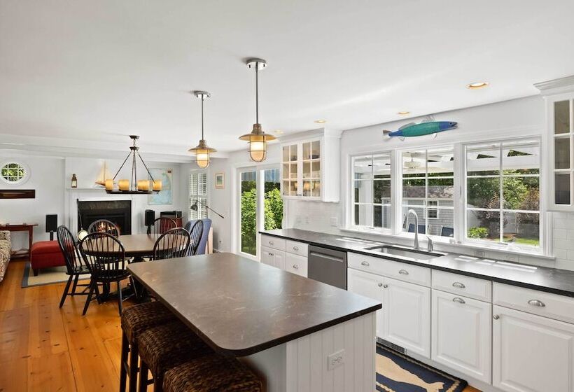 Charming Cottage W/ Deck Walk To Skaket Beach!