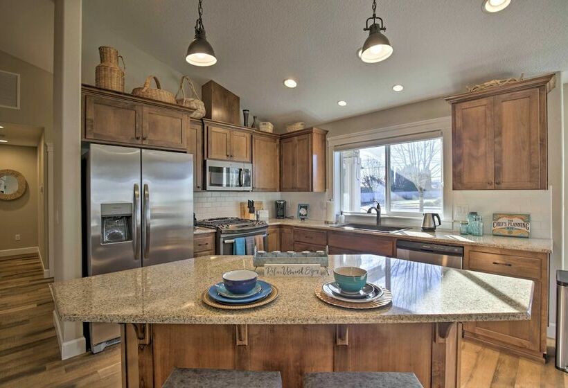 Cozy Retreat W/ Private Yard ~ 13 Mi To Salem