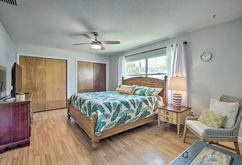 Crystal River Retreat W/ Mini Golf Course!