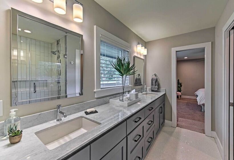 Elegant College Station Home   Walk To Texas A & M