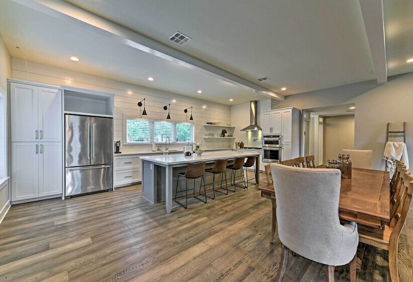 Elegant College Station Home   Walk To Texas A & M