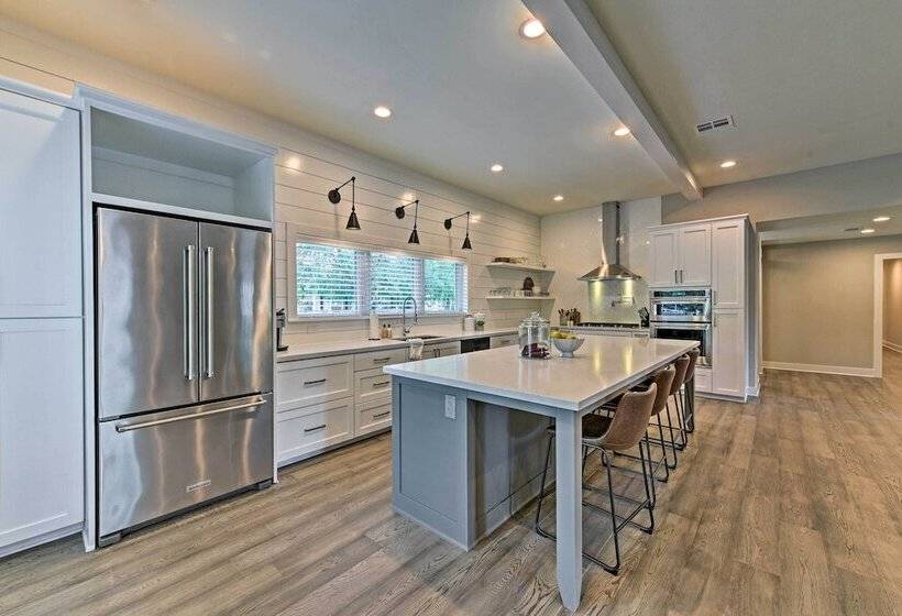 Elegant College Station Home   Walk To Texas A & M