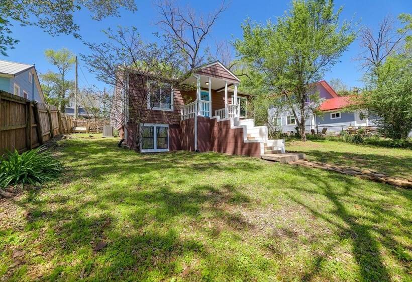 Fayetteville Retreat W/ Yard   Walk To Campus!