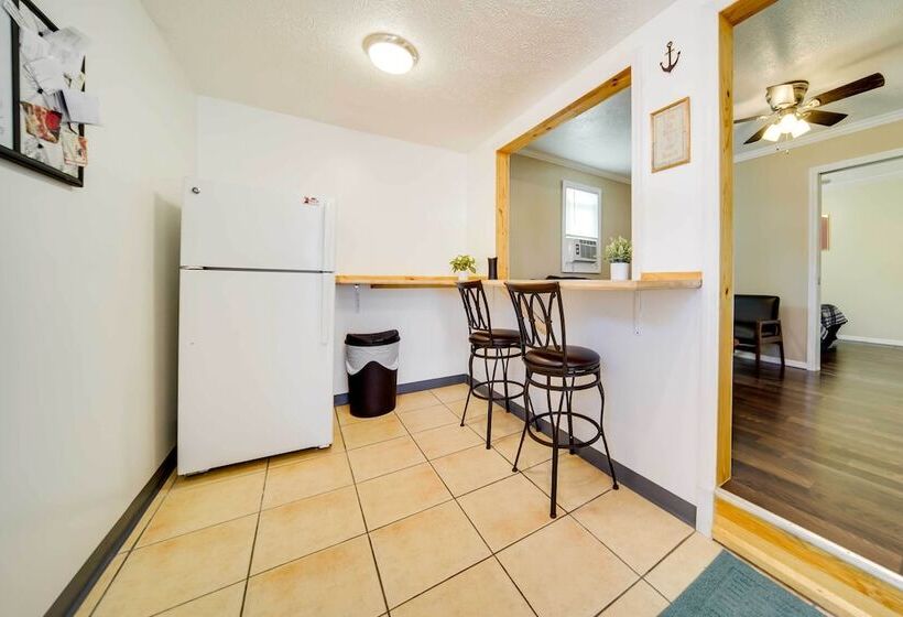 Geneva Cottage W/ Patio   Walk To Park, Lake Erie!