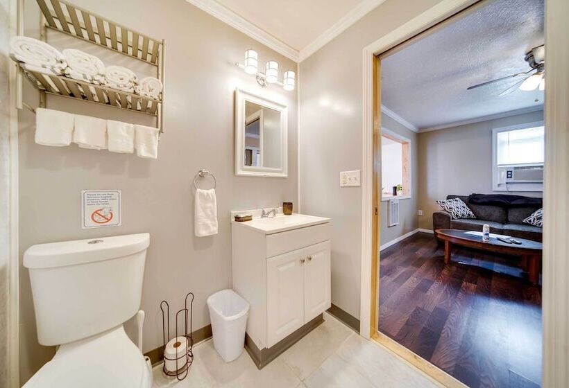 Geneva Cottage W/ Patio   Walk To Park, Lake Erie!