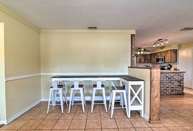 Grand Valrico Home W/ Deck, Fire Pit & Yard!