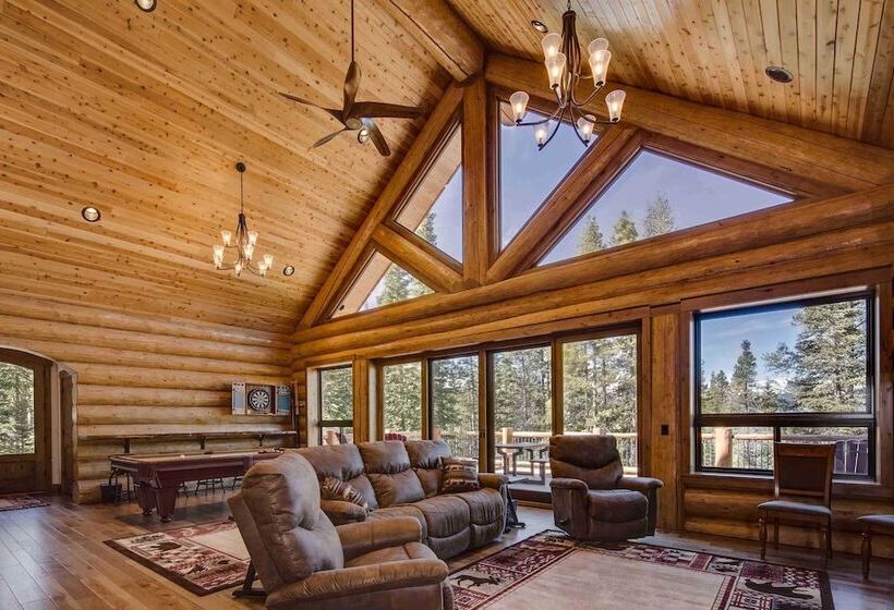 Luxe Breck Log Cabin W/ Hot Tub, Bar & Views!