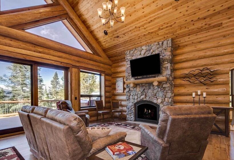 Luxe Breck Log Cabin W/ Hot Tub, Bar & Views!