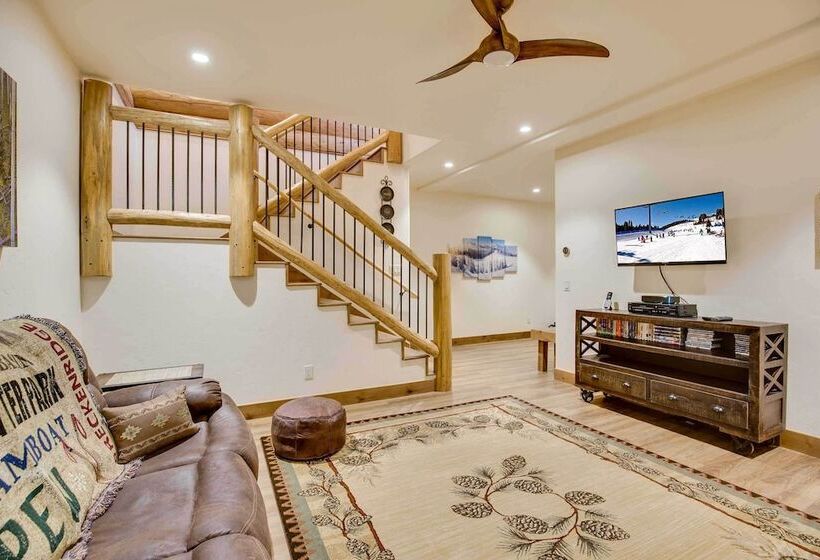 Luxe Breck Log Cabin W/ Hot Tub, Bar & Views!