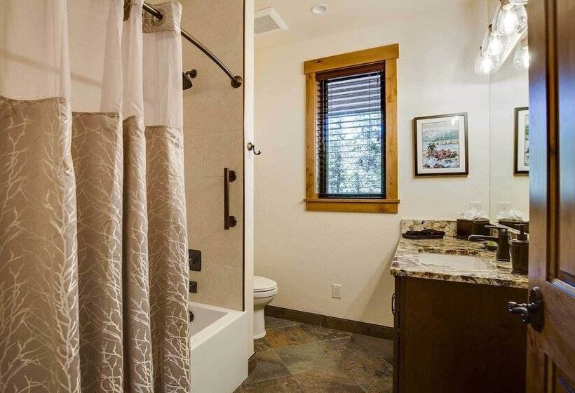 Luxe Breck Log Cabin W/ Hot Tub, Bar & Views!