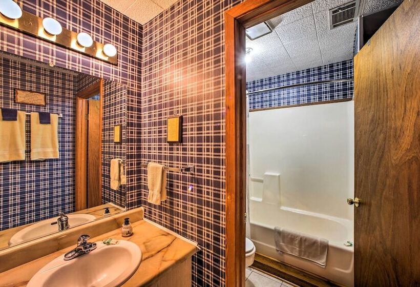 Pine Lodge Cabin  On 450 Acres In Ozark Mountains