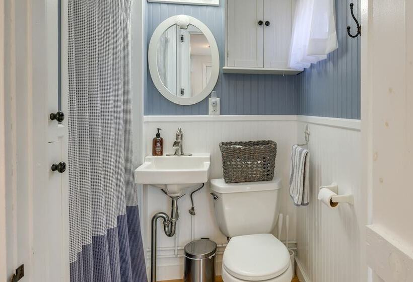 2 Mi To Coastline: Quaint Wellfleet Cottage!