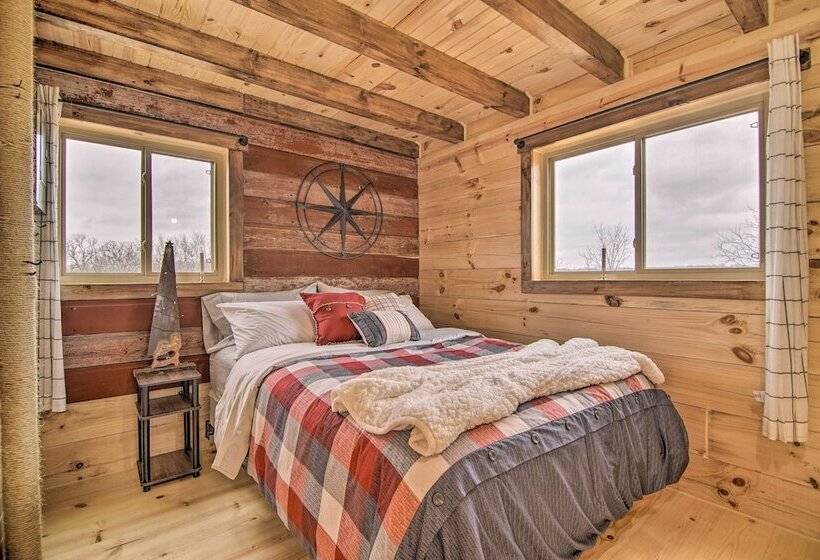 Serene Views: Quiet Farmhouse Cabin In Wisconsin!