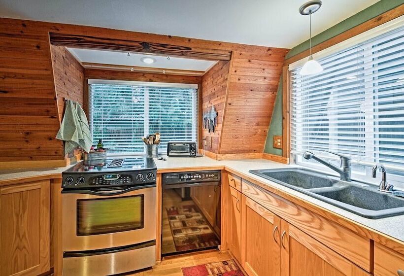 Riverfront Gold Bar Cabin W/ Hot Tub & Mtn Views!