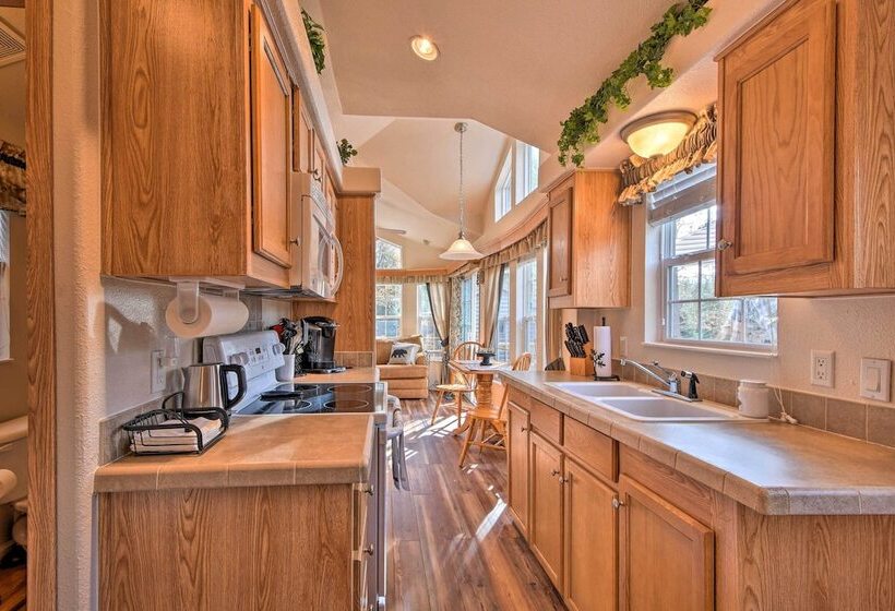 The Cubs Den  Woodsy Highlands Home: Hike & Ski!