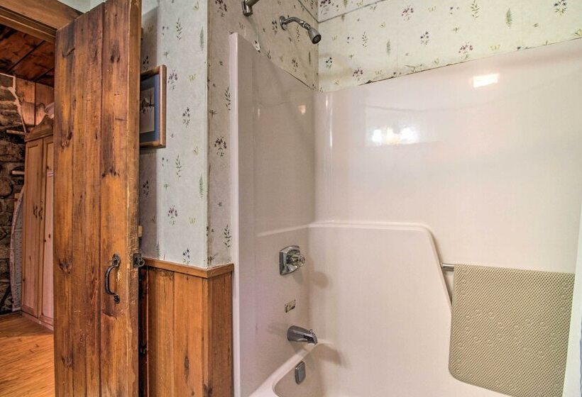 Waterfront Lake George Cabin: Walk To Water