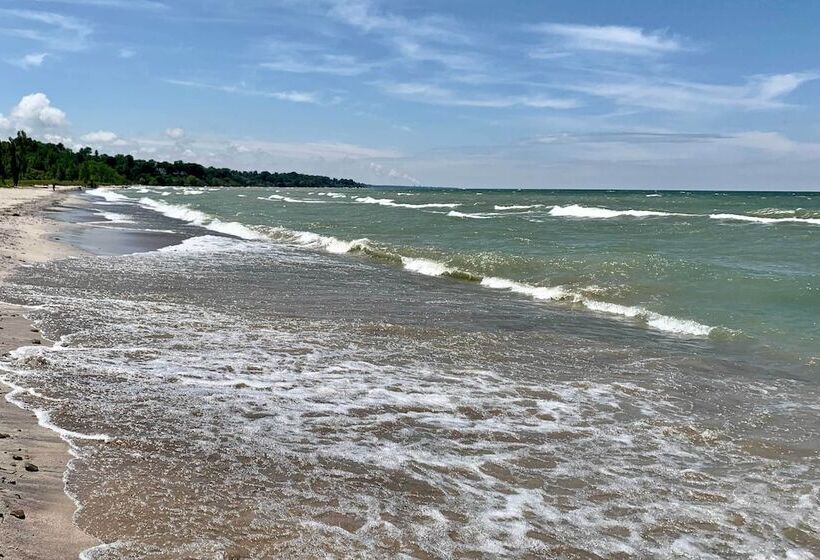 Ashtabula Home Near Walnut Beach + Eateries!