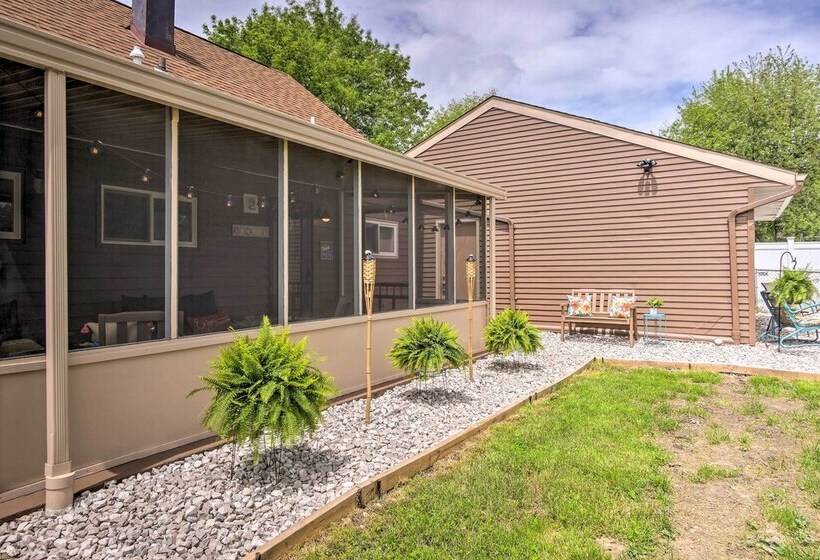 Ashtabula Home Near Walnut Beach + Eateries!