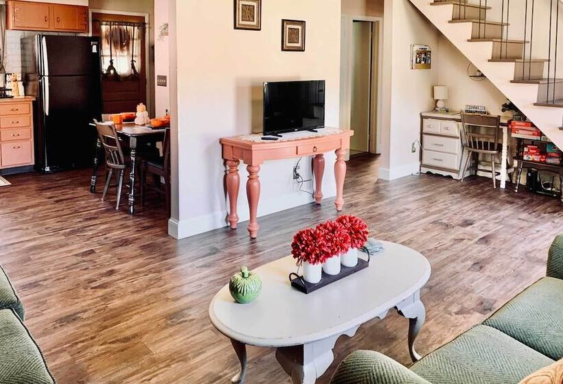 Ashtabula Home Near Walnut Beach + Eateries!