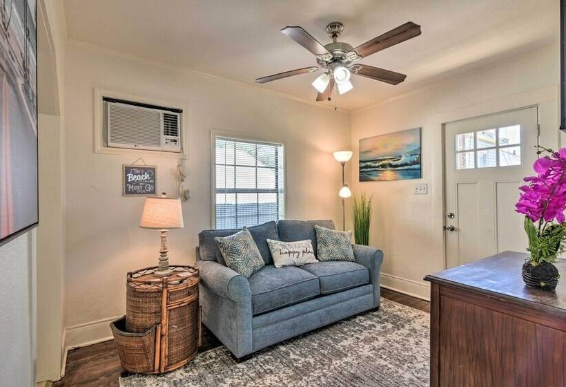 Blue Dolphin  Cottage: Walk To Galveston Seawall!