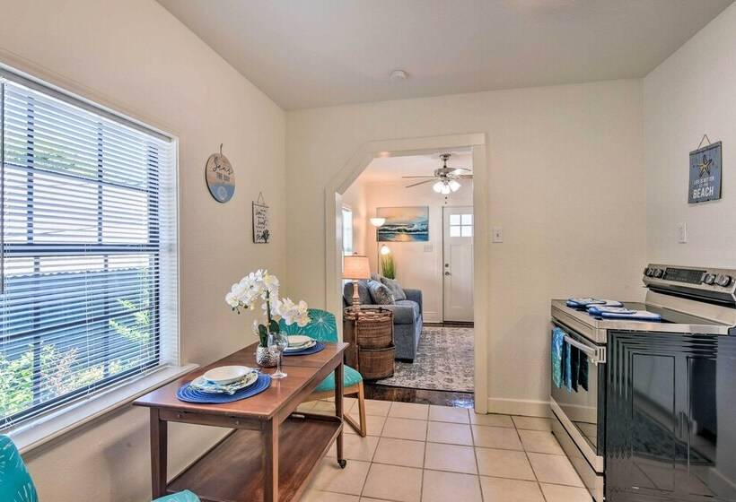 Blue Dolphin  Cottage: Walk To Galveston Seawall!