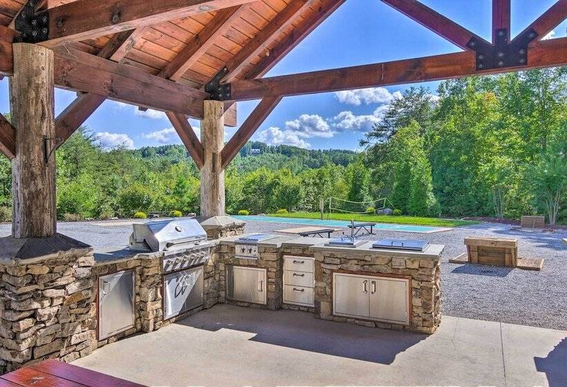 Tranquil Deck: Blue Ridge Mountain Retreat!
