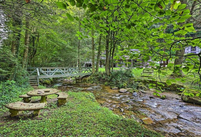 Cozy Roan Mountain Cabin W/ Private Balcony!