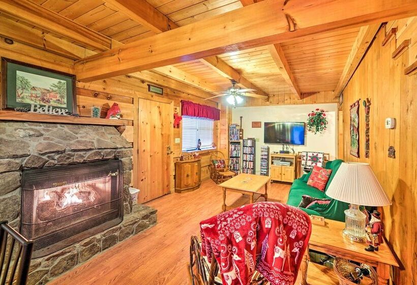 Cozy Tellico Plains Cabin W/ Large Mountain Creek!