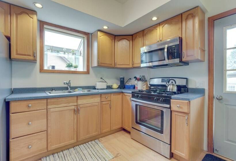 Cozy Westmont Home: Walk To Metra Station!