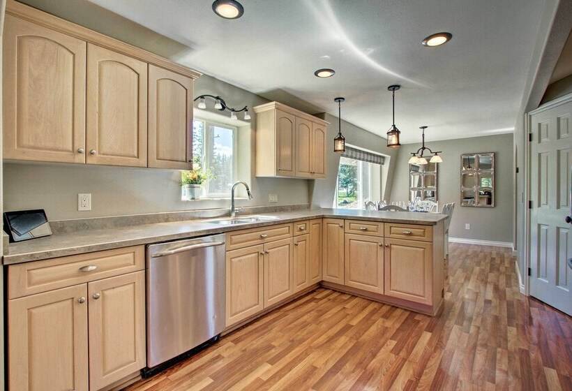 Creekfront Lincoln Home, Steps From Downtown!